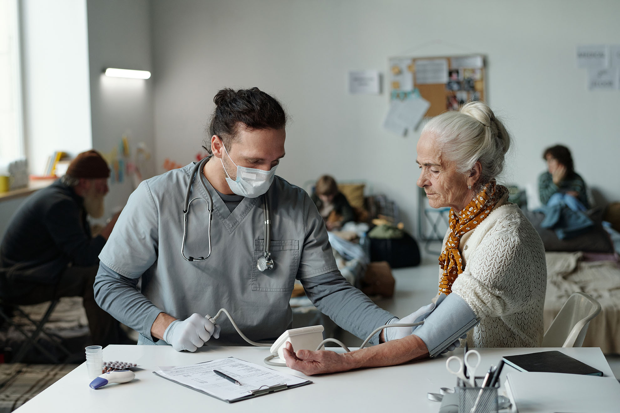 Doctor in medical mask using tonometer